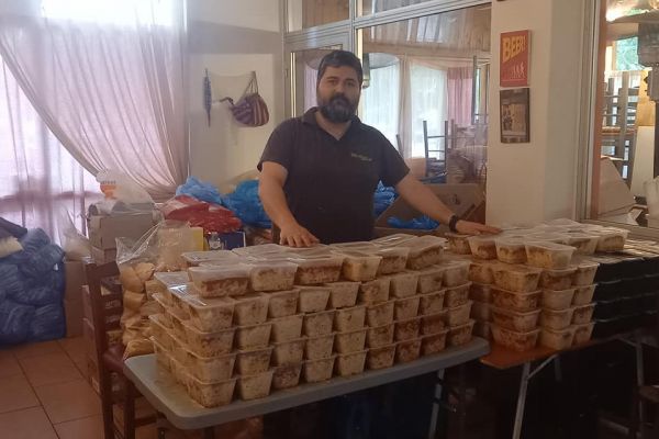 Στην ταβέρνα «Ο Κρητικός»