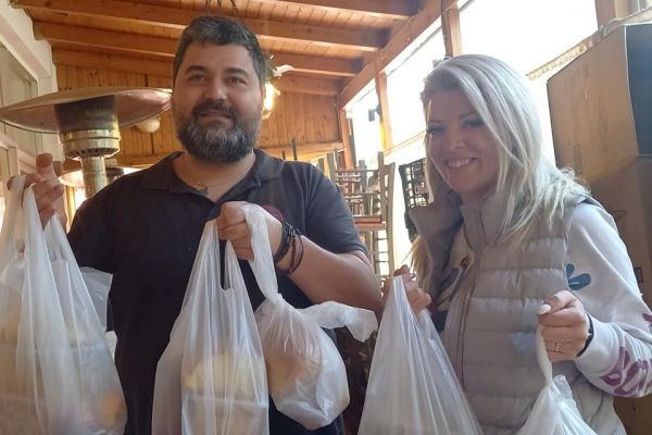 Στην ταβέρνα «Ο Κρητικός»