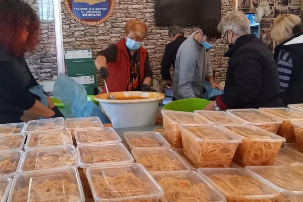 Στην ταβέρνα «Ο Κρητικός»