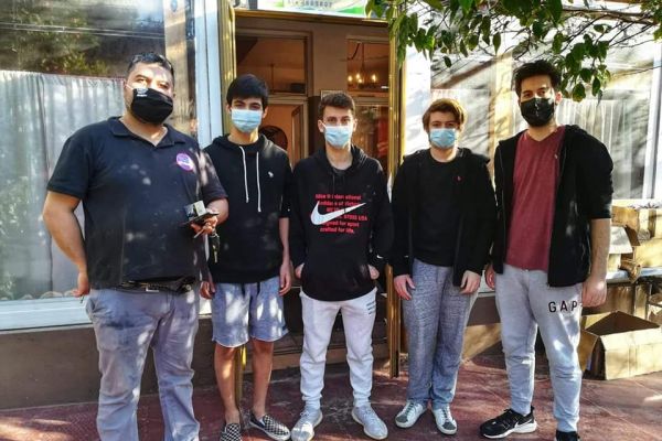 Στην ταβέρνα «Ο Κρητικός»