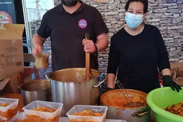 Στην ταβέρνα «Ο Κρητικός»