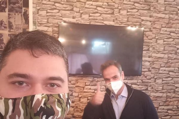 Στην ταβέρνα «Ο Κρητικός»