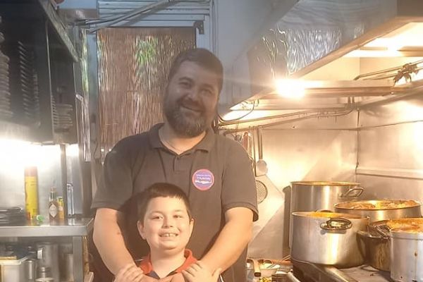 Στην ταβέρνα «Ο Κρητικός»