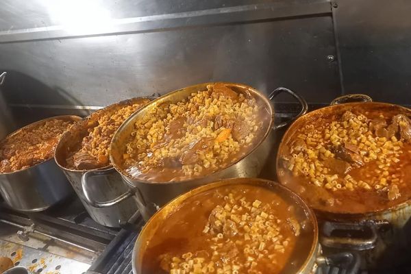 Στην ταβέρνα «Ο Κρητικός»