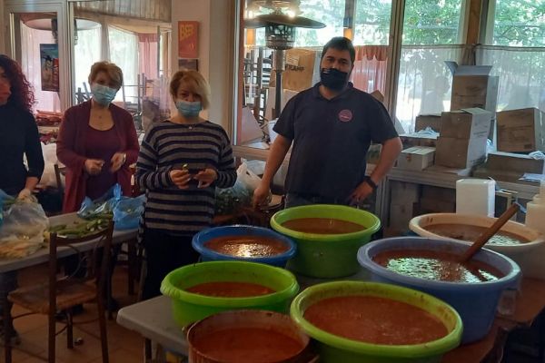 Στην ταβέρνα «Ο Κρητικός»