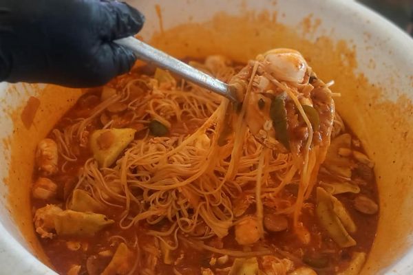 Στην ταβέρνα «Ο Κρητικός»