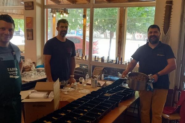 Στην ταβέρνα «Ο Κρητικός»